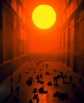 The weather project, 2003. Monofrequency lights, projection foil, haze machines, mirror foil, aluminium, scaffolding 26,7 x 22,3 3 155,44 m. Tate Modern, London, 2003. Photo: Andrew Dunkley & Marcus Leith