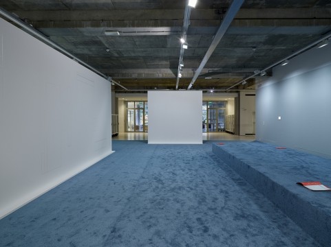 Zaaloverzicht 'Sensory Spaces - Olaf Nicolai'. Foto: Hans Wilschut
