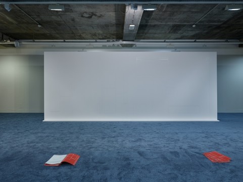 Zaaloverzicht 'Sensory Spaces - Olaf Nicolai'. Foto: Hans Wilschut