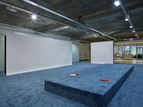 Zaaloverzicht 'Sensory Spaces - Olaf Nicolai'. Foto: Hans Wilschut