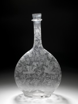 Fles, eind 17de eeuw. Glas met diamantgravure, hoogte 28,5 cm. Collectie Museum Boijmans Van Beuningen