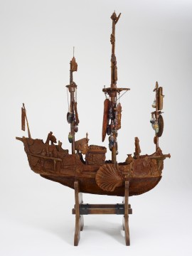 Grayson Perry, Graf van de onbekende ambachtsman, 2011. Gietijzer, olieverf, glas,
