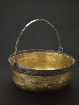 Anoniem, Koperen kookketel, 1575-1675. Gehamerd geelkoper met smeedijzeren rand en hengsel, 14,6 x 38 cm. Collectie Museum Boijmans Van Beuningen