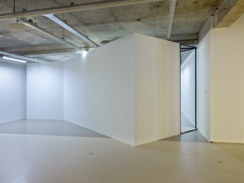 Exhibition overview 'Sensory Spaces 1 - Oscar Tuazon' Photo: Hans Wilschut