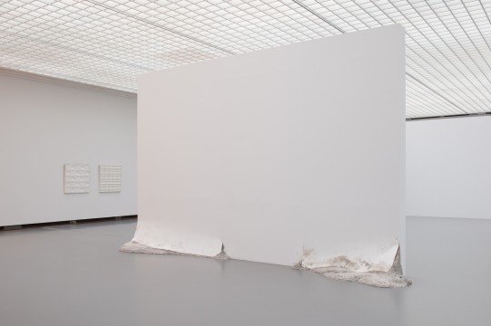 Exhibition overview 'Sensory Spaces 1 - Oscar Tuazon' Photo: Hans Wilschut