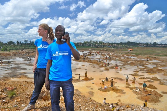 Bas van Abel, titel: Fairphone. Bibi en Gaston net buiten Kolwezi, een stad in de provincie Katanga van de Democratische Republiek Congo, waar talloze mensen bezig zijn met graven, zitten en het wassen van koper en kobalt. Februari 2011. Fairphone.