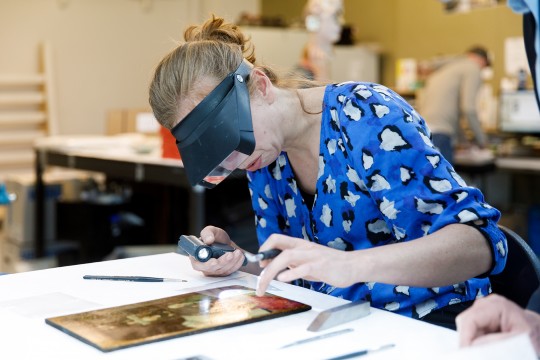 Het schilderijtje wordt onderzocht. Foto: Aad Hoogendoorn.