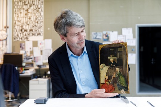 Conservator oude kunst Friso Lammertse met het teruggevonden schilderij. Foto: Aad Hoogendoorn.