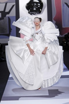 Viktor&Rolf, Irina, Shirt Symphony Collection, lente/zomer 2011, fotografie: Peter Stigter