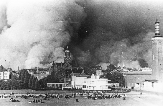 Boijmans in de oorlog: Gezicht op de door het Duitse bombardement van 14 mei 1940 getroffen binnenstad gezien vanaf het Land van Hoboken, 1940. Bron: Stadsarchief Rotterdam.