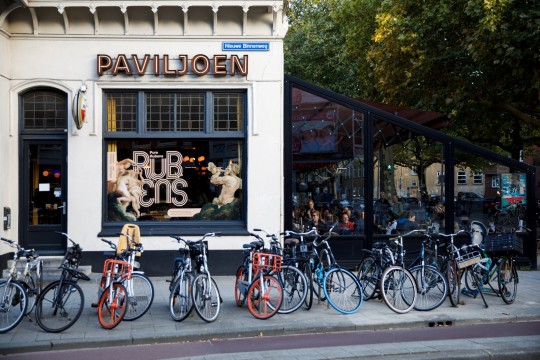 Huiskamer van de stad Wester Paviljoen schenkt Rubensbier. Foto: Aad Hoogendoorn