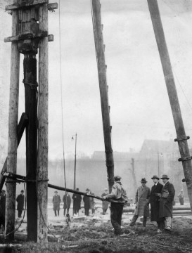 Dirk Hannema (midden) en Ad van der Steur (rechts) op de bouwplaats van het nieuwe museumgebouw, ca. 1931, fotograaf onbekend