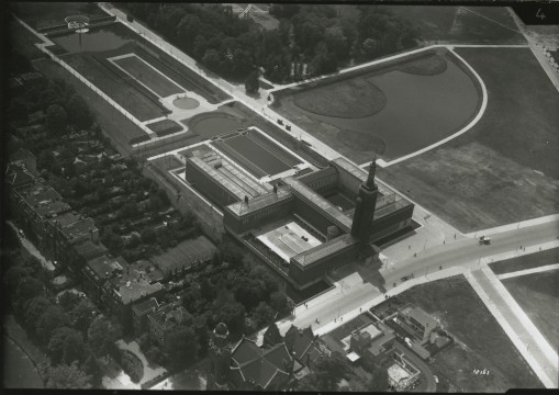 Luchtopname van het nieuwe Museum Boymans in het Museumpark aan de Mathenesserlaan, ca. 1935