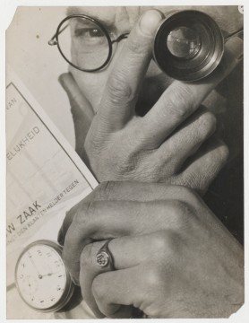 Paul Schuitema, Zelfportret, 1929-1931, ontwikkelgelatinezilverdruk, geglansd barietpapier. Museum Boijmans Van Beuningen, Rotterdam.