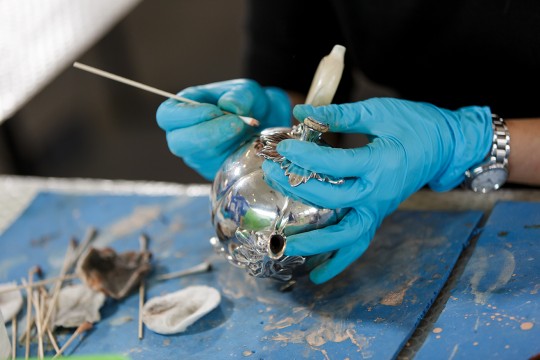 De collectie zilver wordt gepoetst voor de tentoonstelling 'Samensmeden, Meesters in Zilver'. Foto: Aad Hoogendoorn