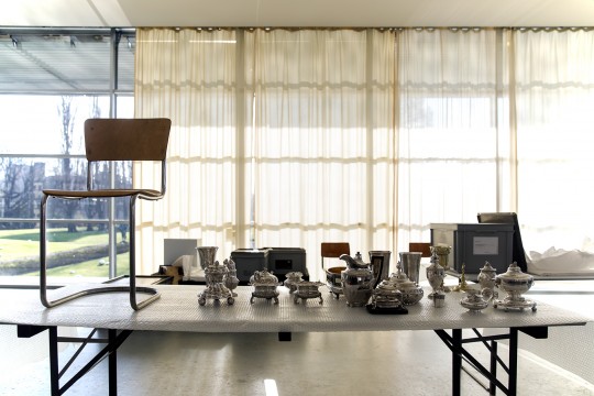 De collectie zilver wordt gepoetst voor de tentoonstelling 'Samensmeden, Meesters in Zilver'. Foto: Aad Hoogendoorn