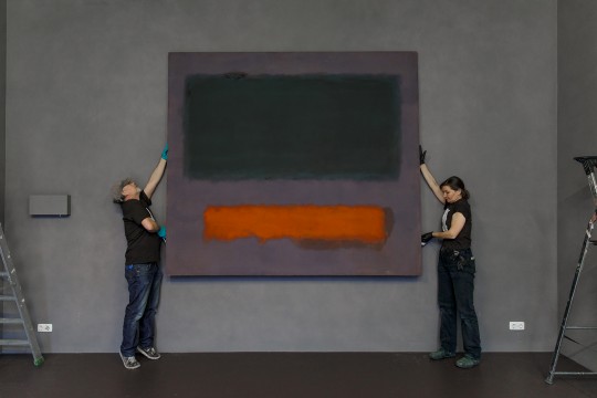 Installatie van Rothko’s werk ‘Grey, Orange on Maroon, No. 8’ in het Stedelijk Museum Schiedam. Foto: Aad Hoogendoorn