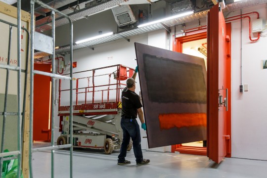 Het monumentale werk 'Grey, Orange on Maroon, No.8' (1960) van Rothko verlaat Museum Boijmans Van Beuningen . Foto: Aad Hoogendoorn