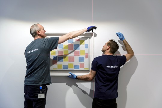 Mondriaan's 'Compositie met kleurvlakjes' steekt de straat over naar het Chabot Museum. Foto: Aad Hoogendoorn