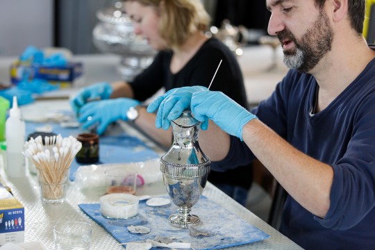 De collectie zilver wordt gepoetst voor de tentoonstelling 'Samensmeden, Meesters in Zilver'. Foto: Aad Hoogendoorn