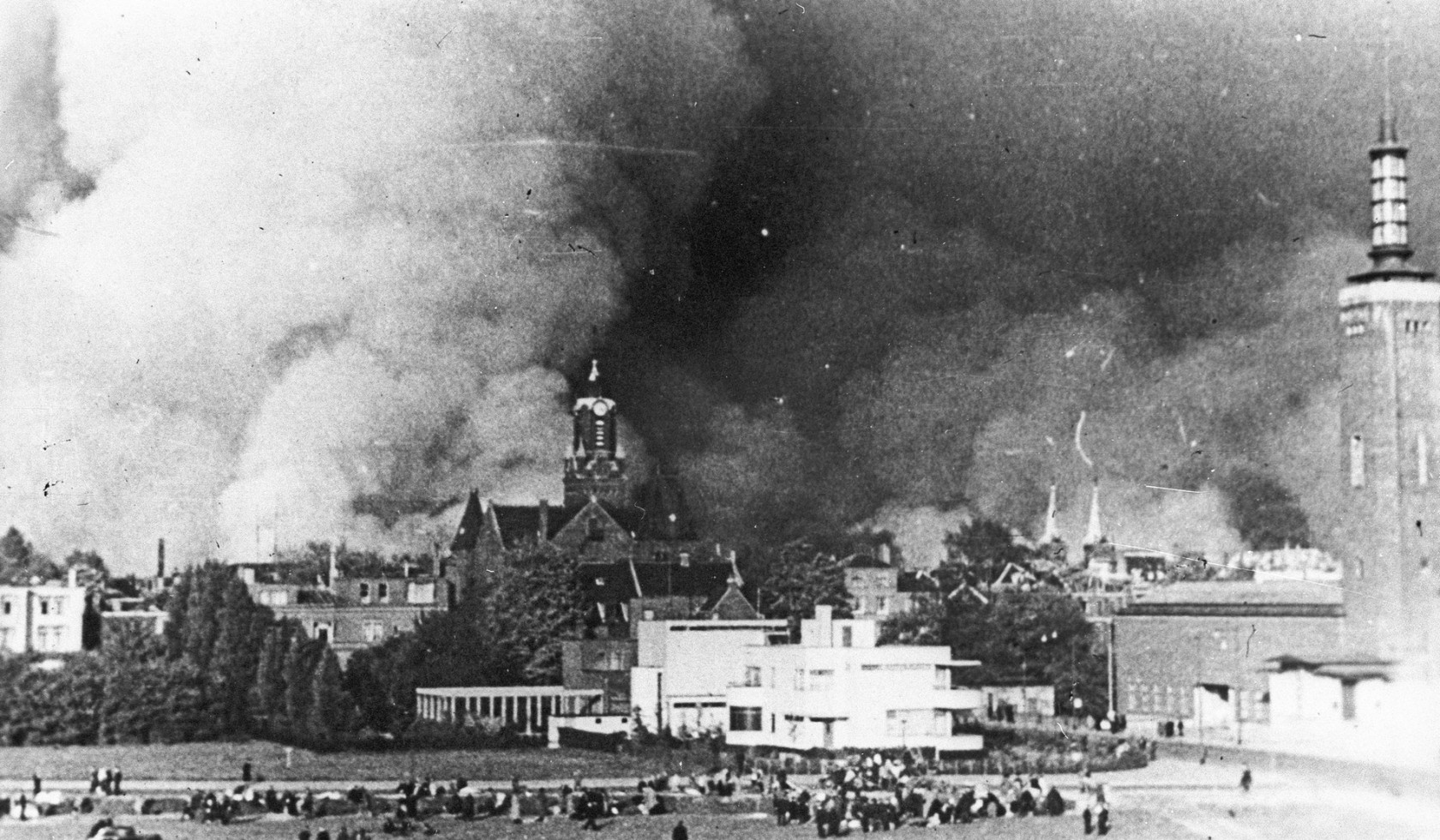 Gezicht op de door het Duitse bombardement van 14 mei 1940 getroffen binnenstad gezien vanaf het Land van Hoboken, 1940. Bron: Stadsarchief Rotterdam.
