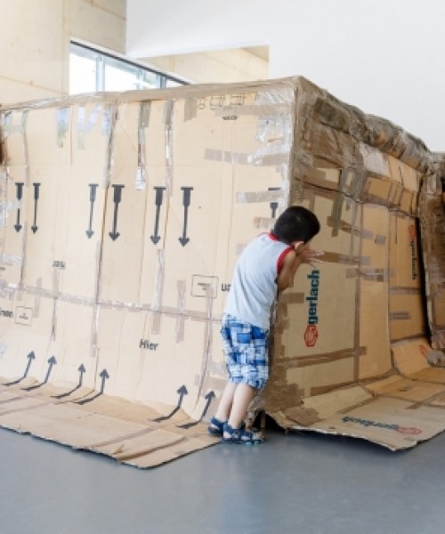 Jaarlijks bezoeken tienduizenden kinderen het museum, en onze ambitie is dat dit er nog meer worden. In 2017 werd de kindertentoonstelling ‘Alles Kids’ mede mogelijk gemaakt door de steun van een particulier. Een echte ‘curators tentoonstelling’ van onze vaste collectie, maar dan helemaal afgestemd op kinderen tussen 4 en 12 jaar, die bezocht werd door ruim 12.000 kinderen.