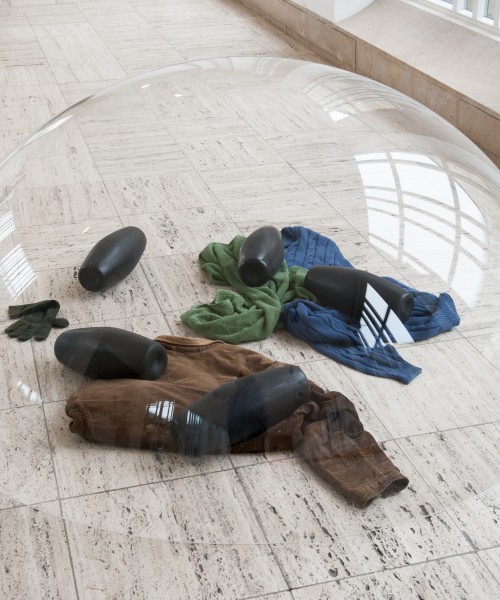 Thomas Rentmeister, Dome, 2002. Bruikleen: Han Nefkens H+F Collection 2013 Foto: Lotte Stekelenburg
