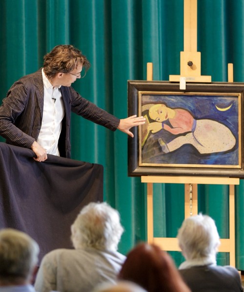 In 2017 kunnen wij dankzij de bijdrage van de Vrienden 'Meisje bij maan' van Herman Kruyder aankopen. Kruyder wordt gezien als een belangrijke vertegenwoordiger van de expressionistische school in Nederland. Herman Kruyder werd in 1881 geboren in Lage Vuursche. Hij maakte in 1935 een einde aan zijn leven. Al eerder was Kruyder psychisch ingestort, maar hij herstelde daarvan omstreeks 1927. Het leeuwendeel van zijn oeuvre, waaronder dit 'Meisje bij maan' maakte hij pas daarna.