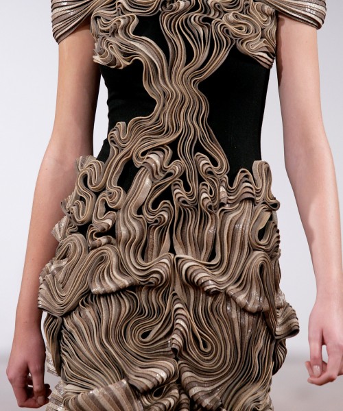 Iris van Herpen, Collectie Radiation Herfst/Winter 2009, materiaal: leren stroken, met de hand op een zwarte jurk genaaid, Courtesy: Iris van Herpen