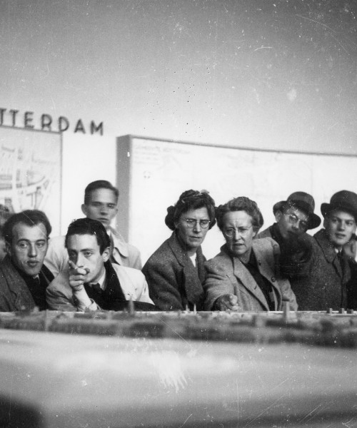 Photo Johannes Bob van Rhijn, Visitors view a scale model on the Rotterdam building plan for the exhibition 'The Netherlands builds in Brick' in Museum Boymans, 1941. Source Stadsarchief Rotterdam.