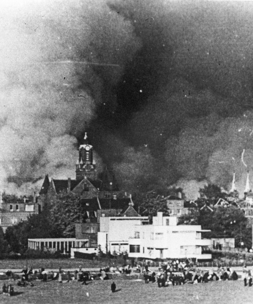 View of the German bombing of Rotterdam’s city centre, seen from the Land van Hoboken with Museum Boymans on the right, 14 May 1940. Source: Stadsarchief Rotterdam.
