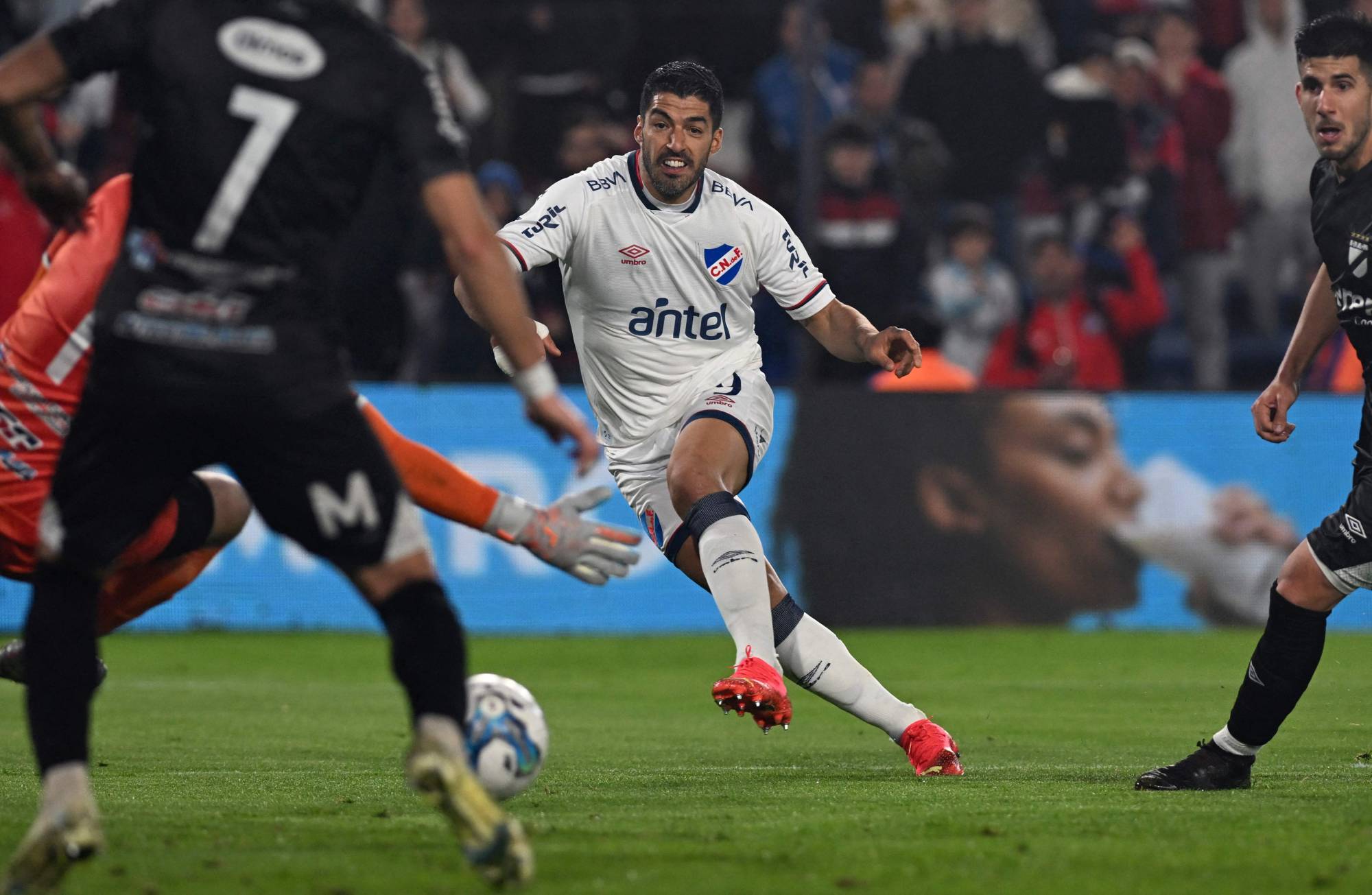 Football Lebanon - سواريز باقٍ في غريميو ولن يلعب مع ميسي