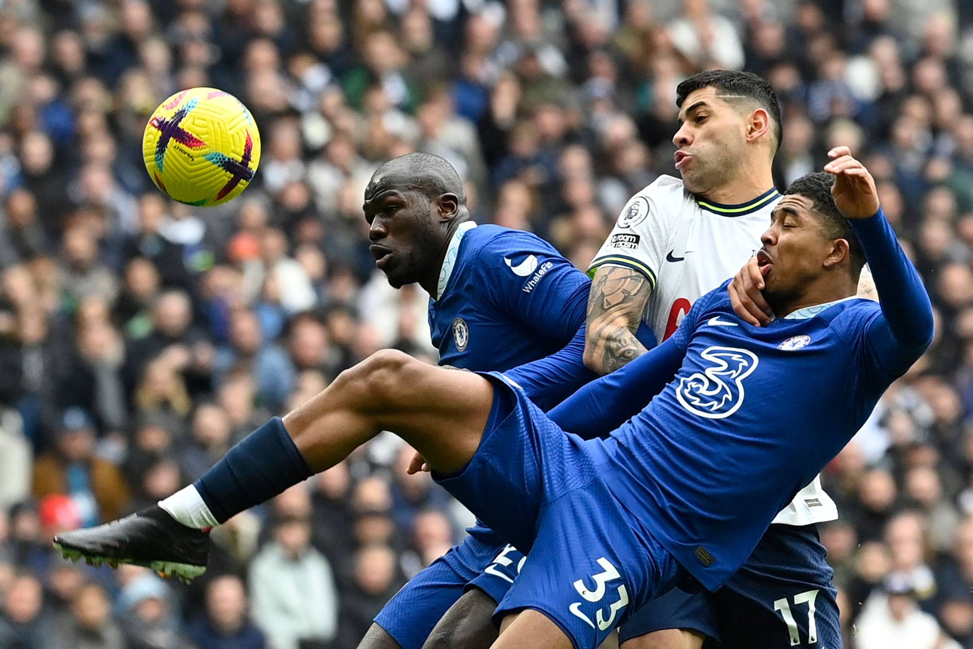 Football Lebanon - الدوري الإنكليزي لتكريس سيتي ومنافسة أرسنال... وقمة بين تشلسي وليفربول