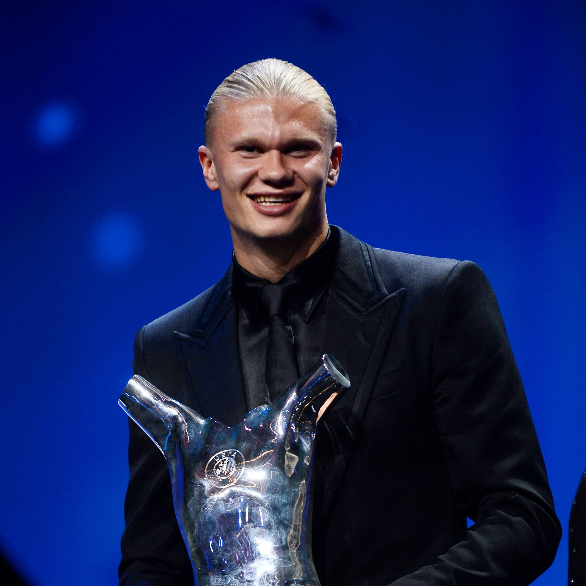 Football Lebanon - هالاند الـ"أفضل في أوروبا" وبونماتي تهدي جائزتها لهيرموزو