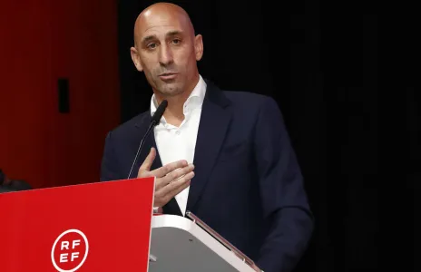 Football Lebanon - هيرموزو تدّعي قضائياً على رئيس الاتحاد الإسباني بسبب قبلة