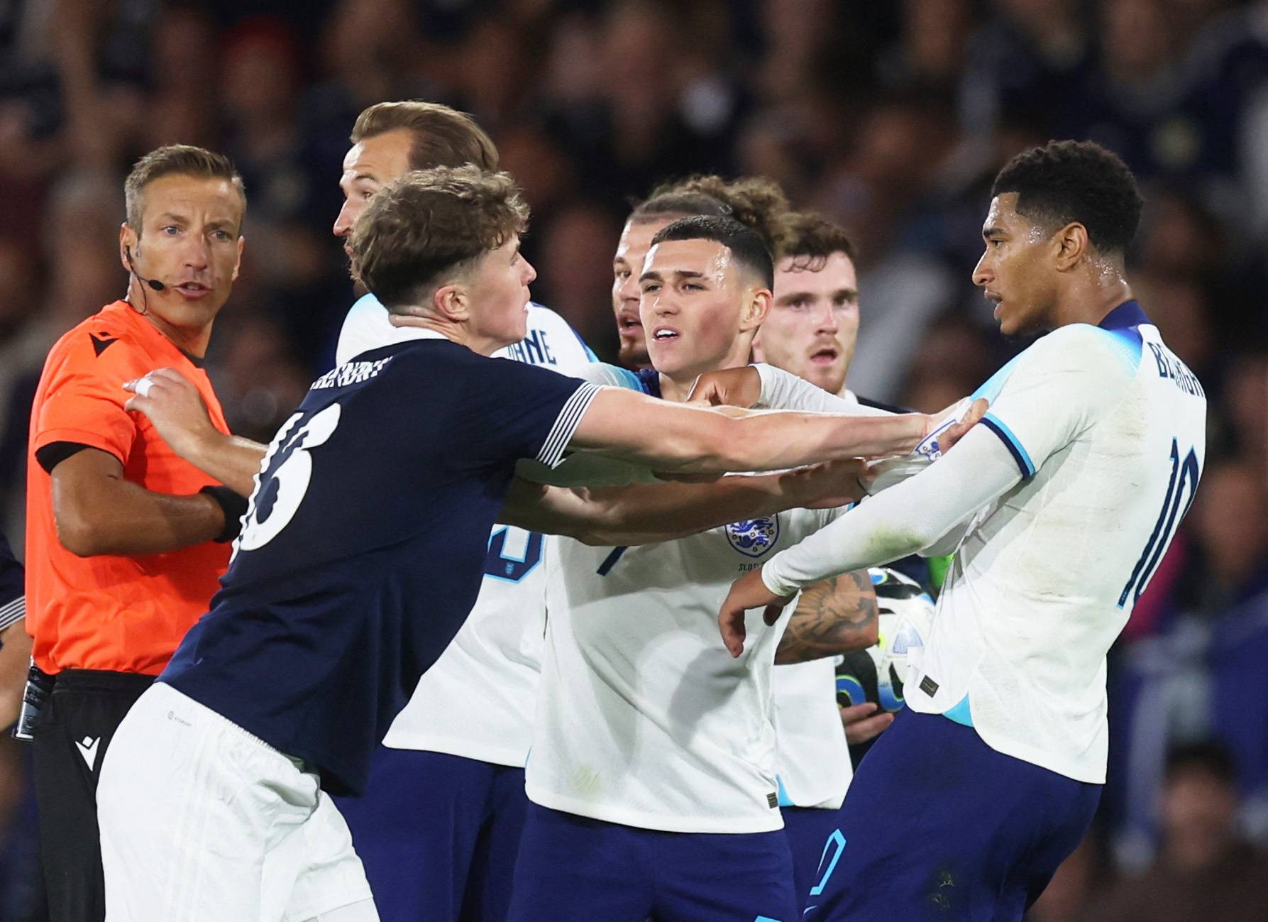 Football Lebanon - ساوثغيت يدافع عن ماغواير... والسياسية تنقل خلافتاها إلى مباراة اسكتلندا وإنكلترا