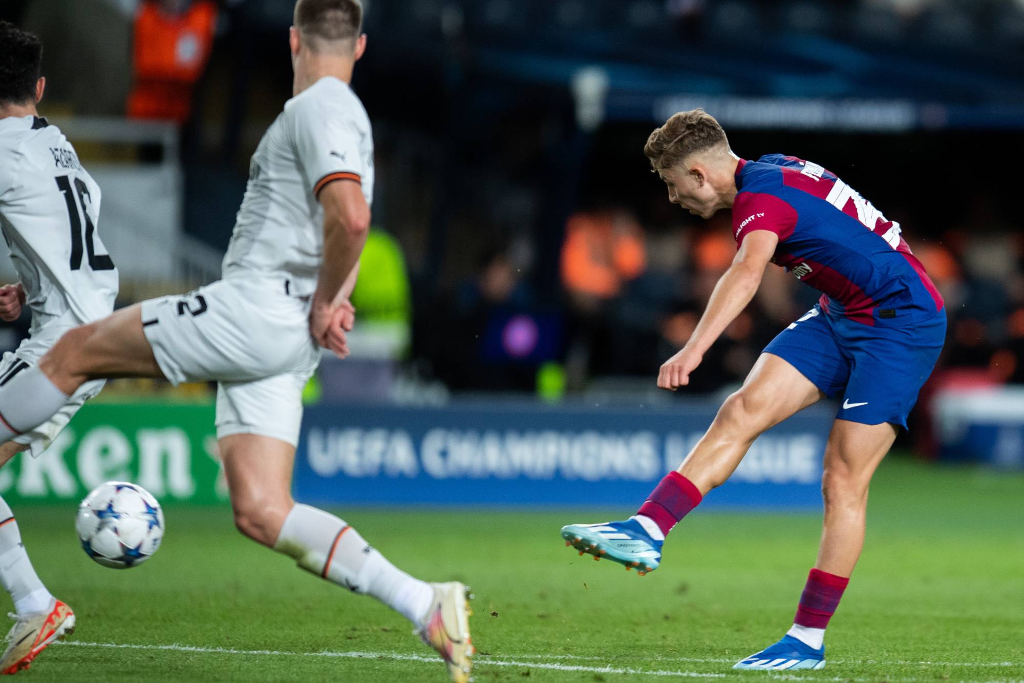 Football Lebanon - برشلونة يعلن جهوزيته للـ"كلاسيكو" بالفوز على شاختار في دوري الأبطال