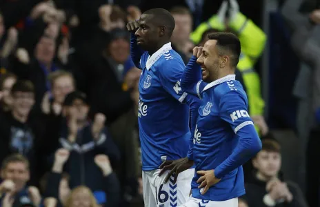 Football Lebanon - سيتي ينجو من التعثر... وإيفرتون يضرب تشلسي