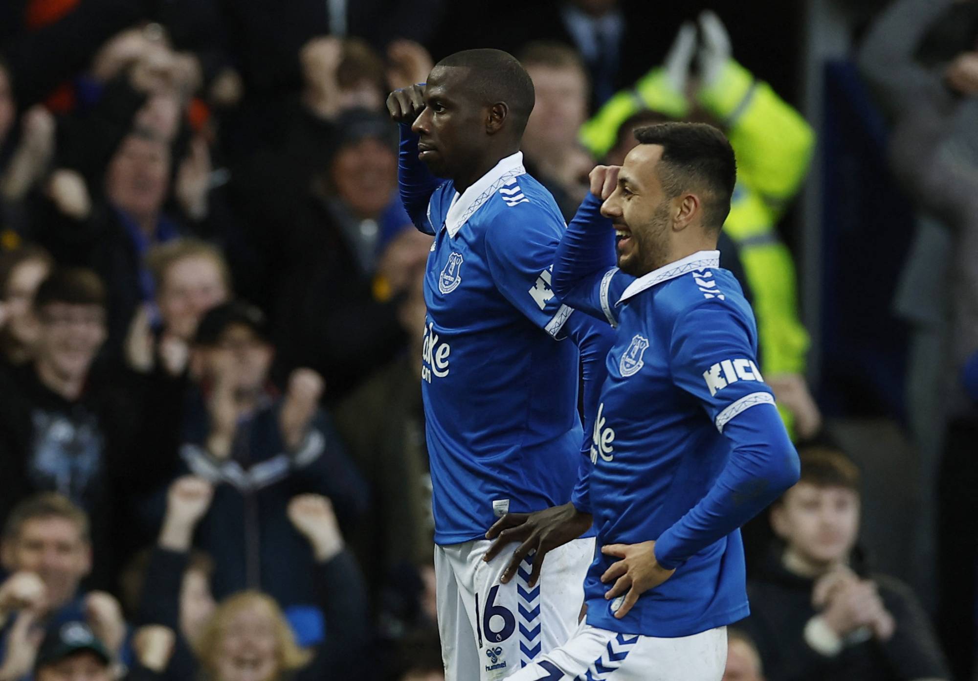 Football Lebanon - سيتي ينجو من التعثر... وإيفرتون يضرب تشلسي