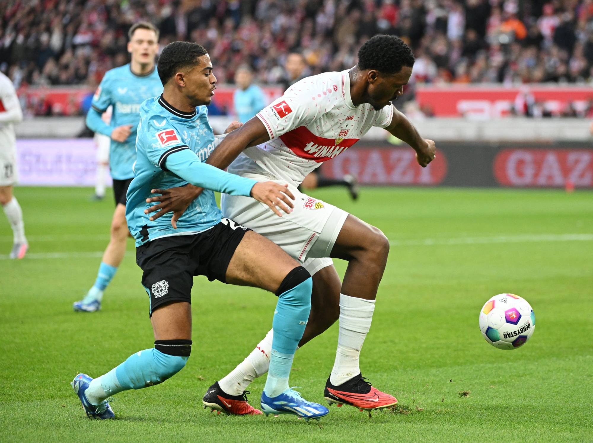 Football Lebanon - شتوتغارت يعرقل ليفركوزن ويبقيه متصدّراً