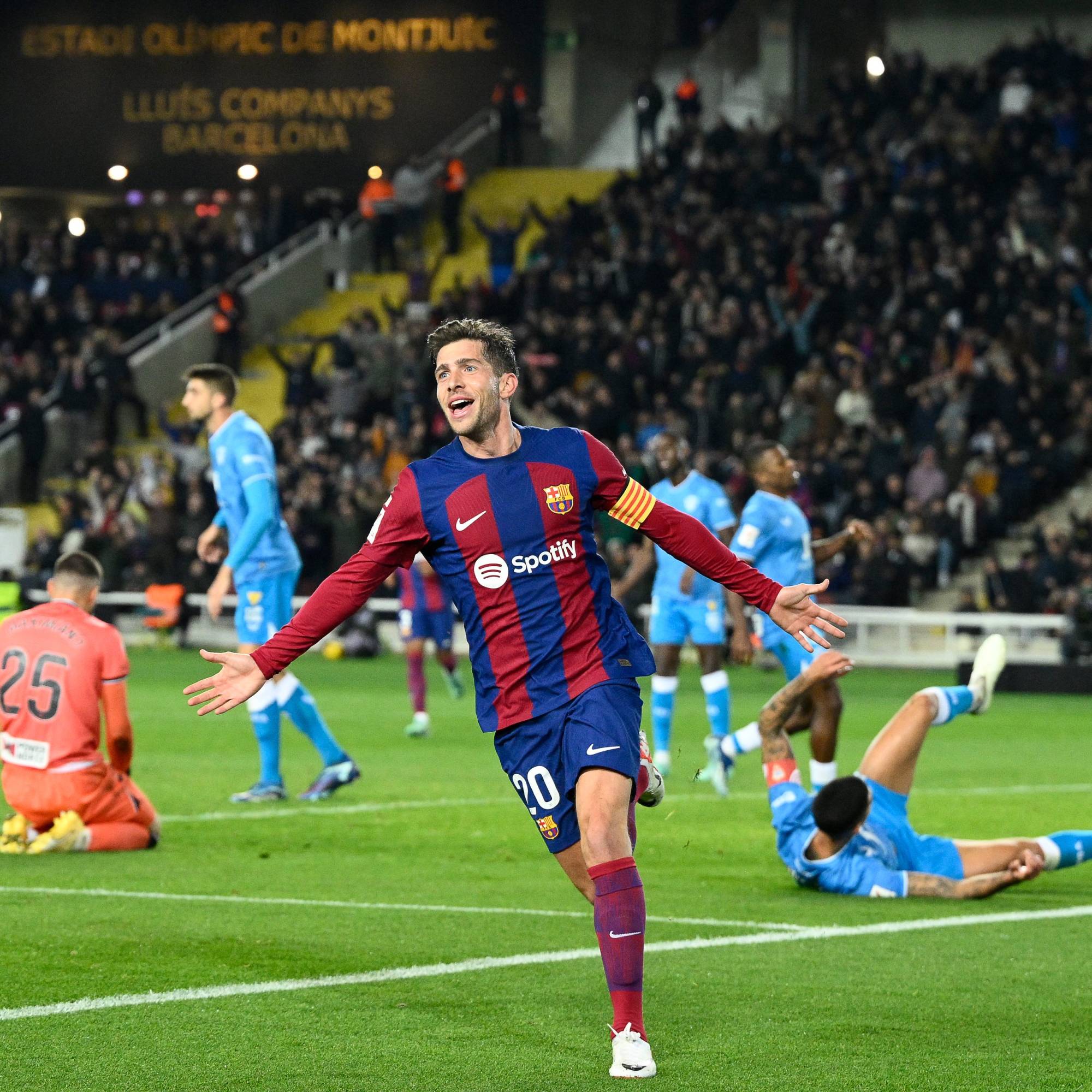 Football Lebanon - سيرجي روبيرتو ينقذ برشلونة أمام ألميريا