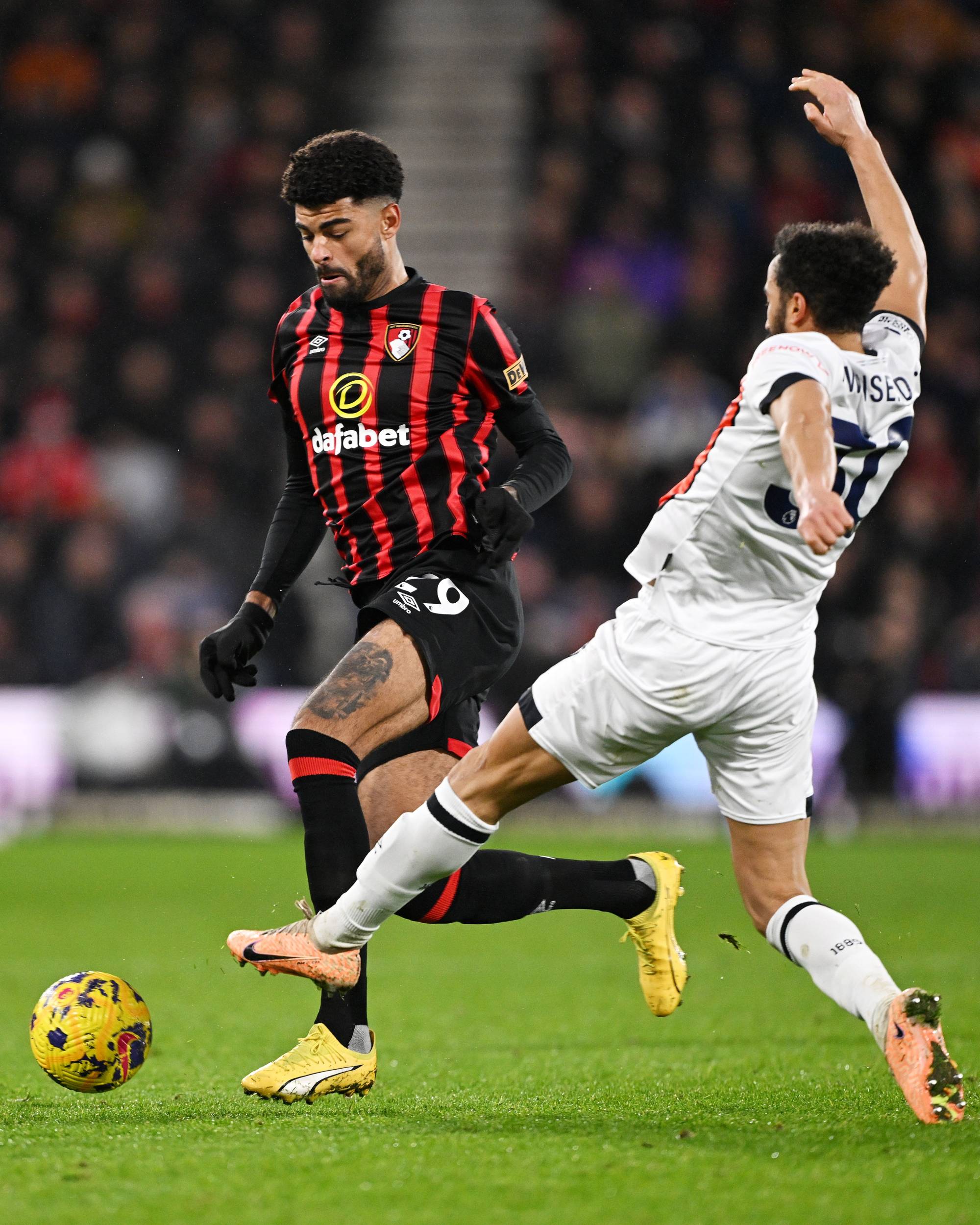 Football Lebanon - أزمة قلبية تتسبّب بقرار إعادة مباراة في الدوري الإنكليزي