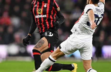 Football Lebanon - أزمة قلبية تتسبّب بقرار إعادة مباراة في الدوري الإنكليزي