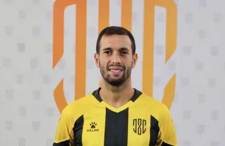 Football Lebanon - العهد يرحب بلاعبه الجديد كريم أبو زيد