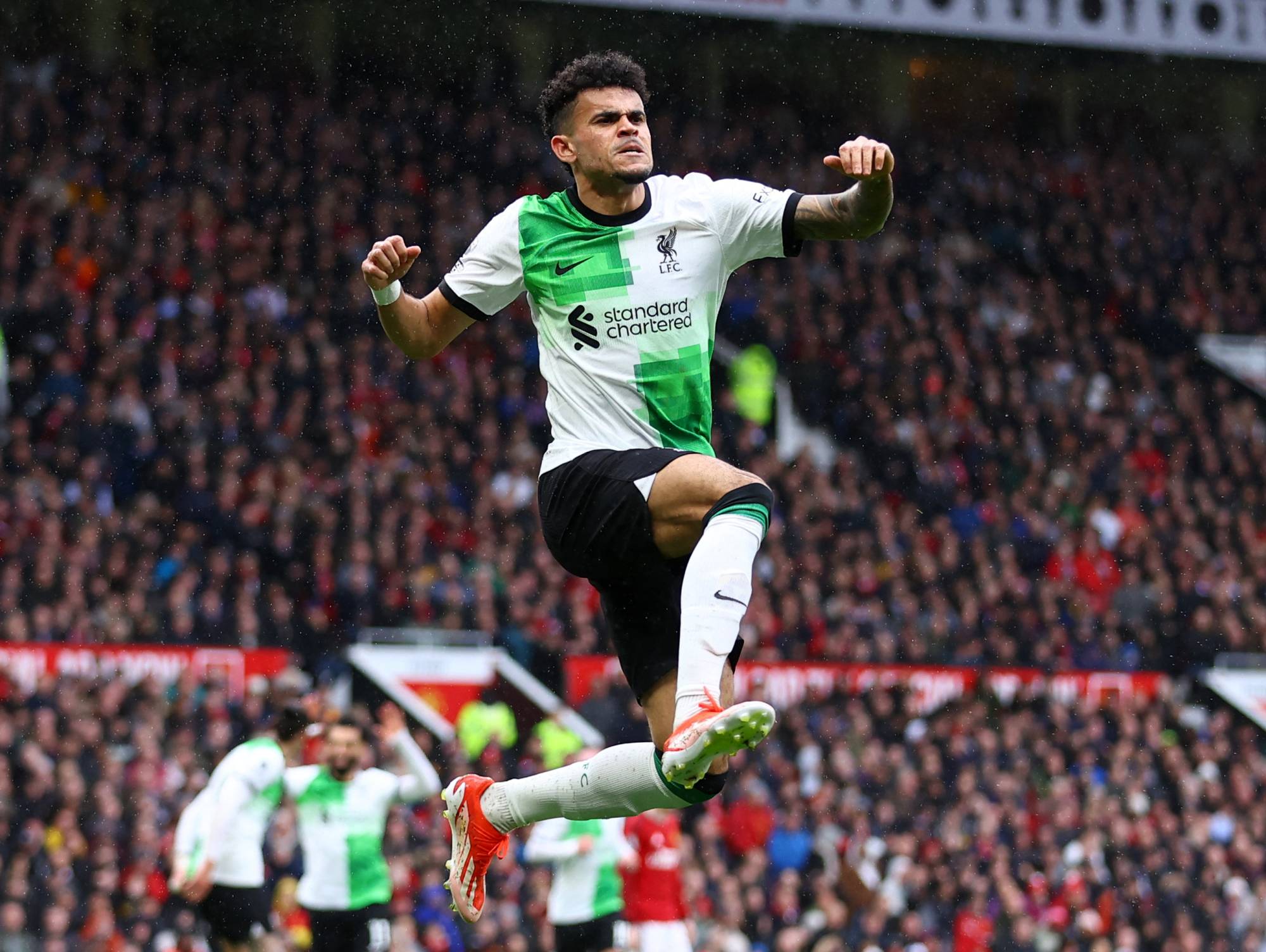 Football Lebanon - يونايتد يُنزل ليفربول عن القمة