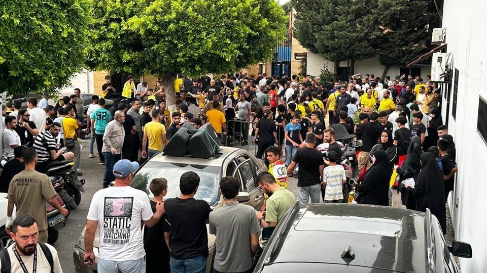 Football Lebanon - جمهور العهد يحتج على قرار إقفال النادي