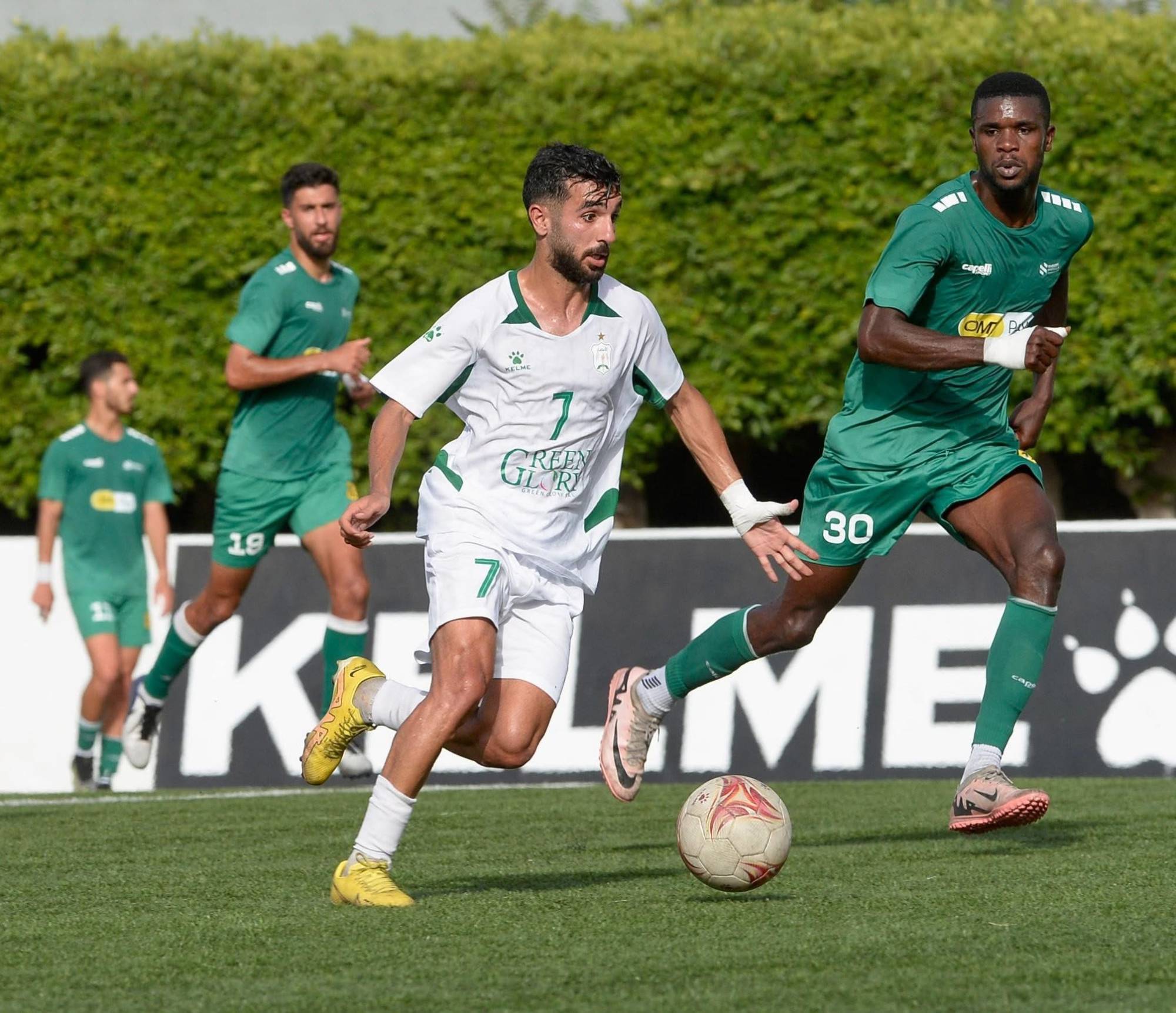 Football Lebanon - الأنصار يحافظ على الصدارة بعد فوزه على الحكمة بهدفين نظيفين