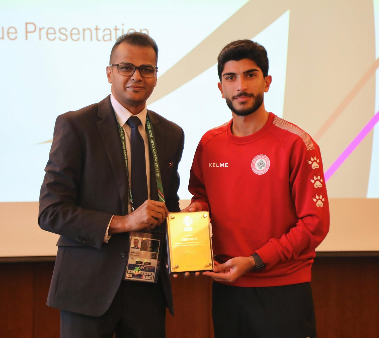 Football Lebanon - زبيب يتسلّم درع المشاركة في بطولة كأس آسيا دون 23 عامًا