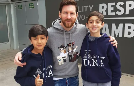 Football Lebanon - ابني الشهيدين الجمل والمقداد في ضيافة ميسي