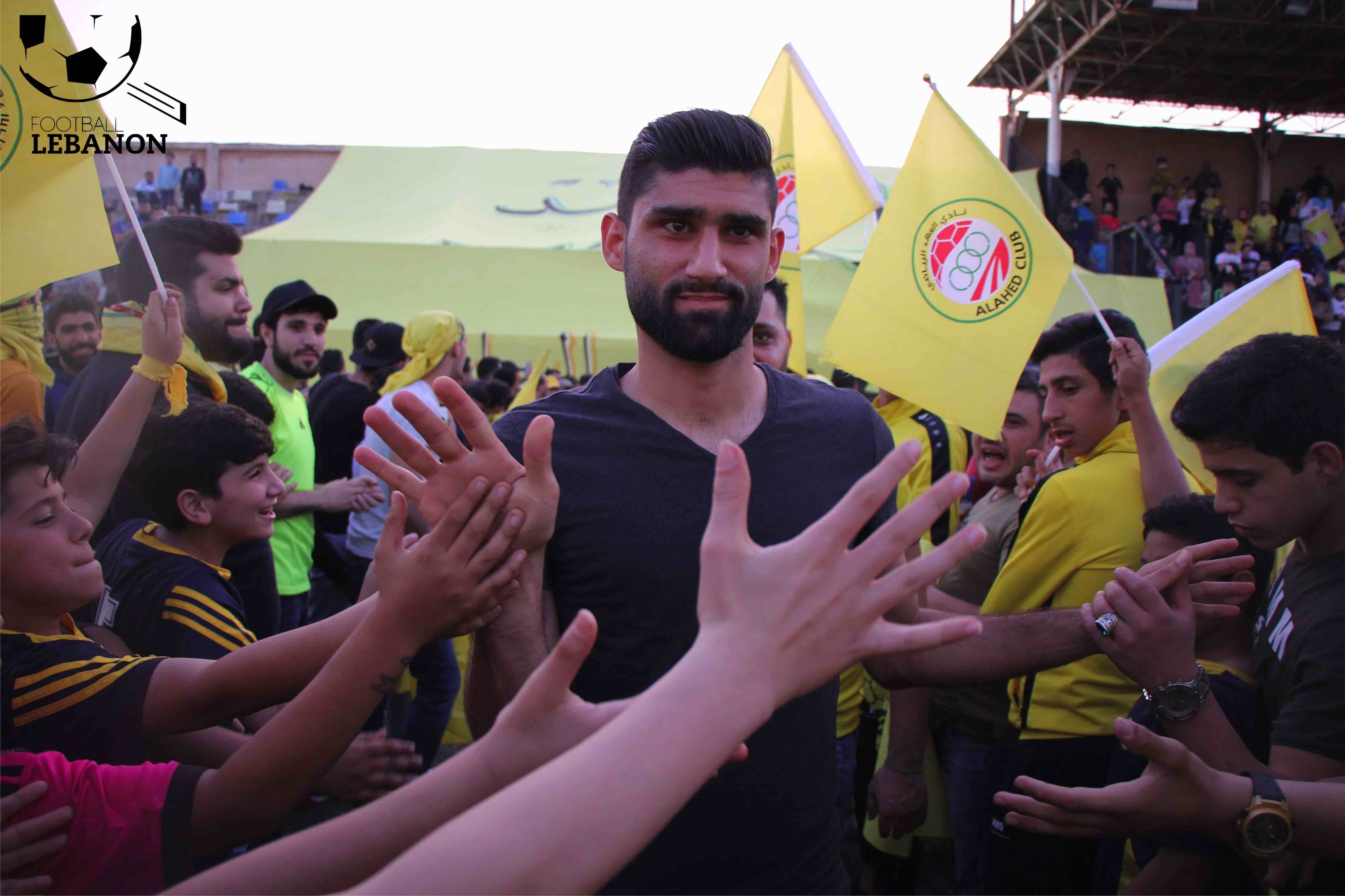 Football Lebanon - العهد يقدم مدافعه الجديد خلال مراسم التتويج